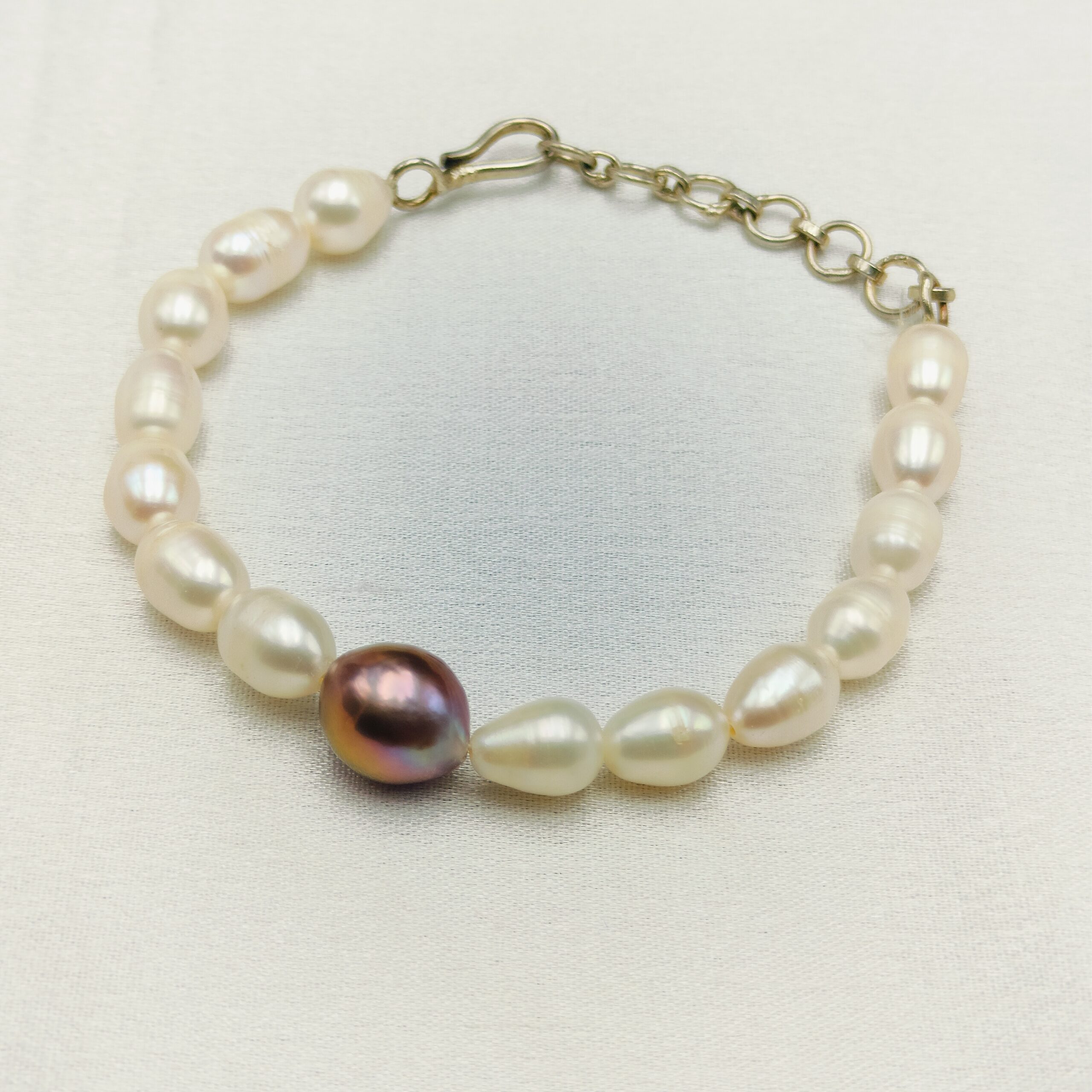 Elegant Oval Pearl Bracelet - Image 2