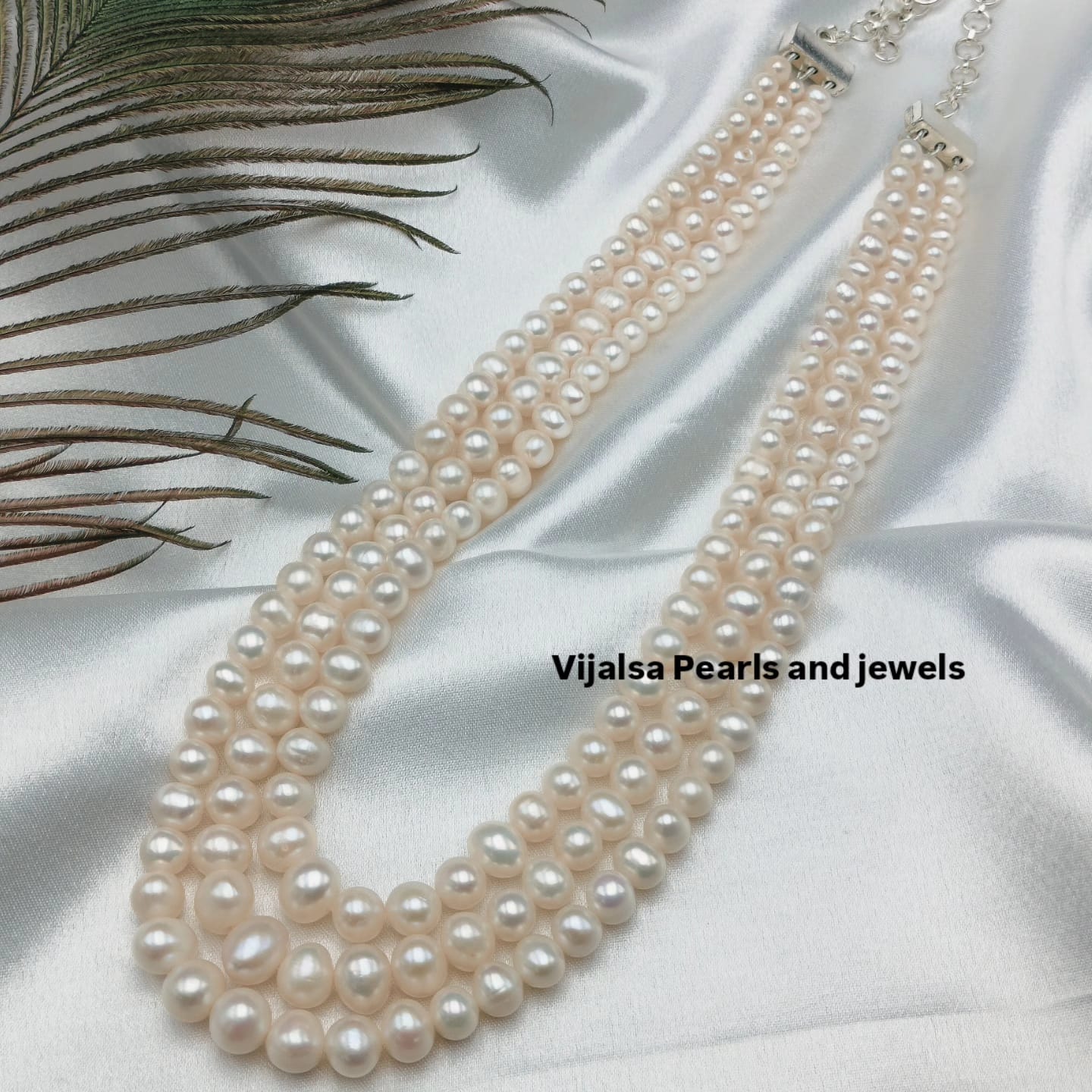 Beautiful 3 Layer Graduation Pearl Necklace - Image 2